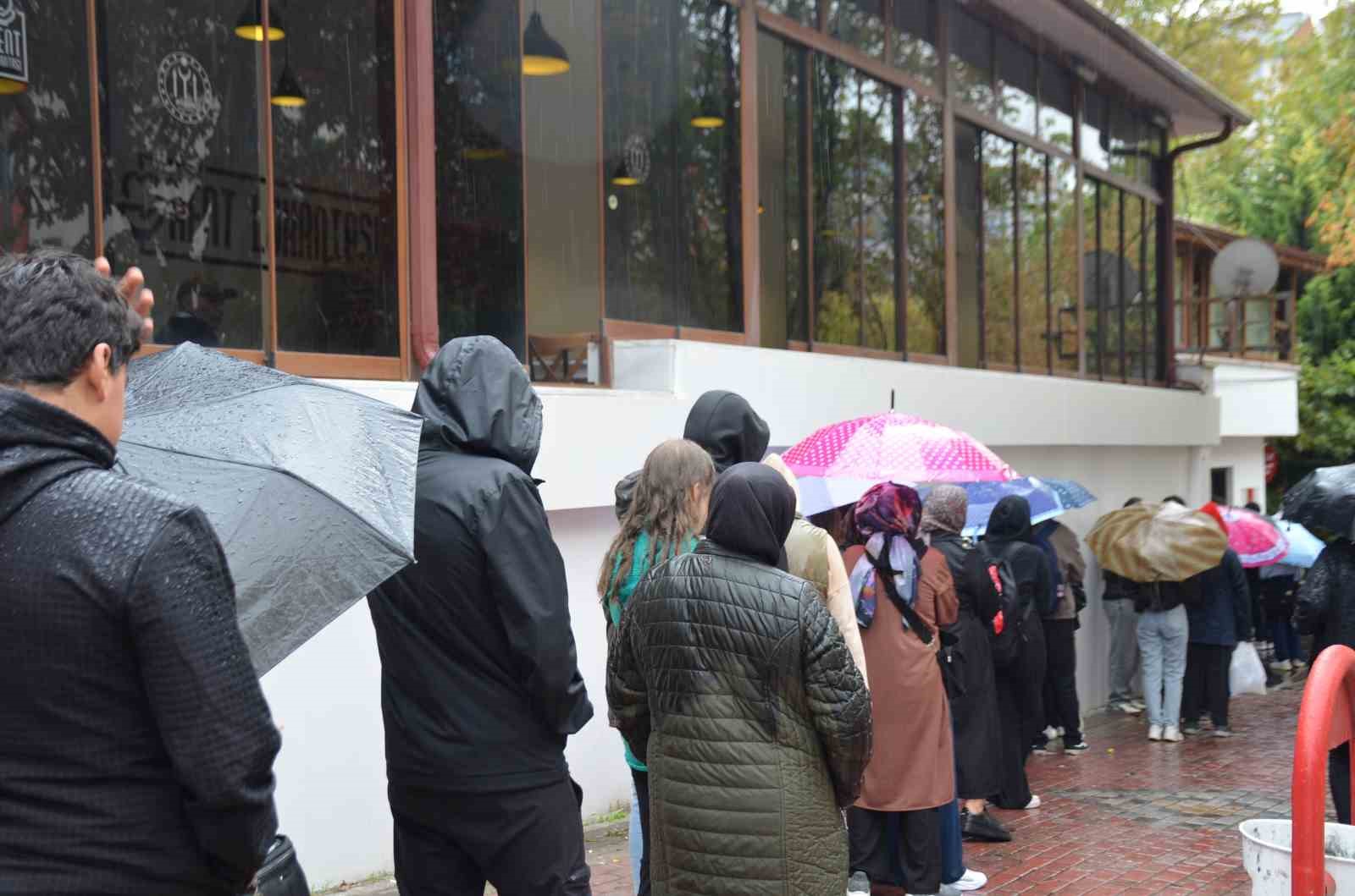 Genci, yaşlısı ’Bilkart’ alabilmek için yağmurda saatlerce beklerken, belediyeye tepki gösterdiler