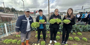 Öğrenciler, "Bahçem Çayırova"da ilk hasadı yaptı