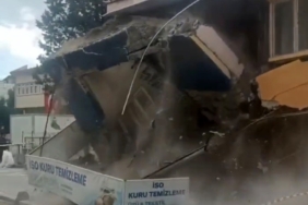 Sındırgı’da depremde hasar gören bina kendiliğinden yıkıldı