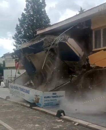 Sındırgı’da depremde hasar gören bina kendiliğinden yıkıldı