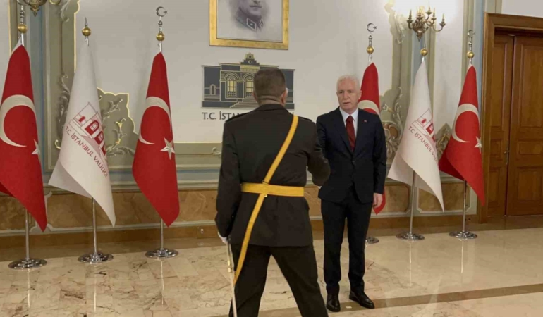 İstanbul Valisi Davut Gül Cumhuriyetin 102’nci yıldönümünde tebrikleri kabul etti