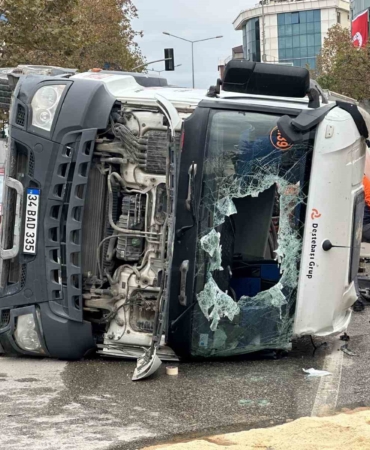 Sancaktepe’de beton mikseri devrildi: 1 yaralı