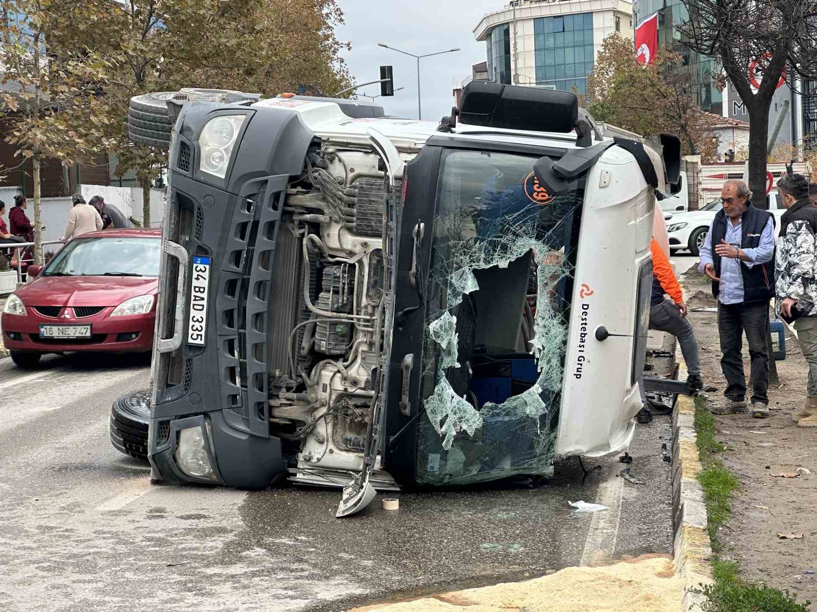 Sancaktepe’de beton mikseri devrildi: 1 yaralı