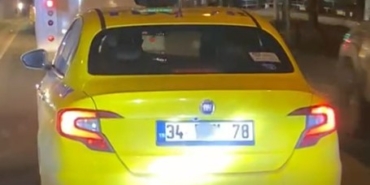 Plakasını kapatan taksi dikkat çekti