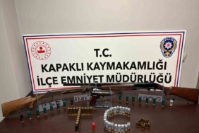 Kapaklı’da arama yapılan evde ruhsatsız tabanca ve 2 av tüfeği ele geçirildi