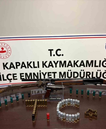 Kapaklı’da arama yapılan evde ruhsatsız tabanca ve 2 av tüfeği ele geçirildi