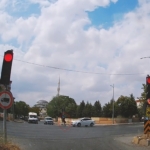 Yürekleri ağza getiren kaza kamerada: Yara almadan sağ salim kurtuldu