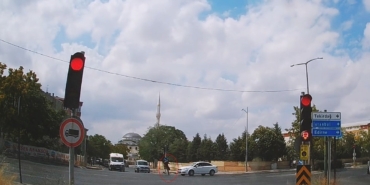 Yürekleri ağza getiren kaza kamerada: Yara almadan sağ salim kurtuldu