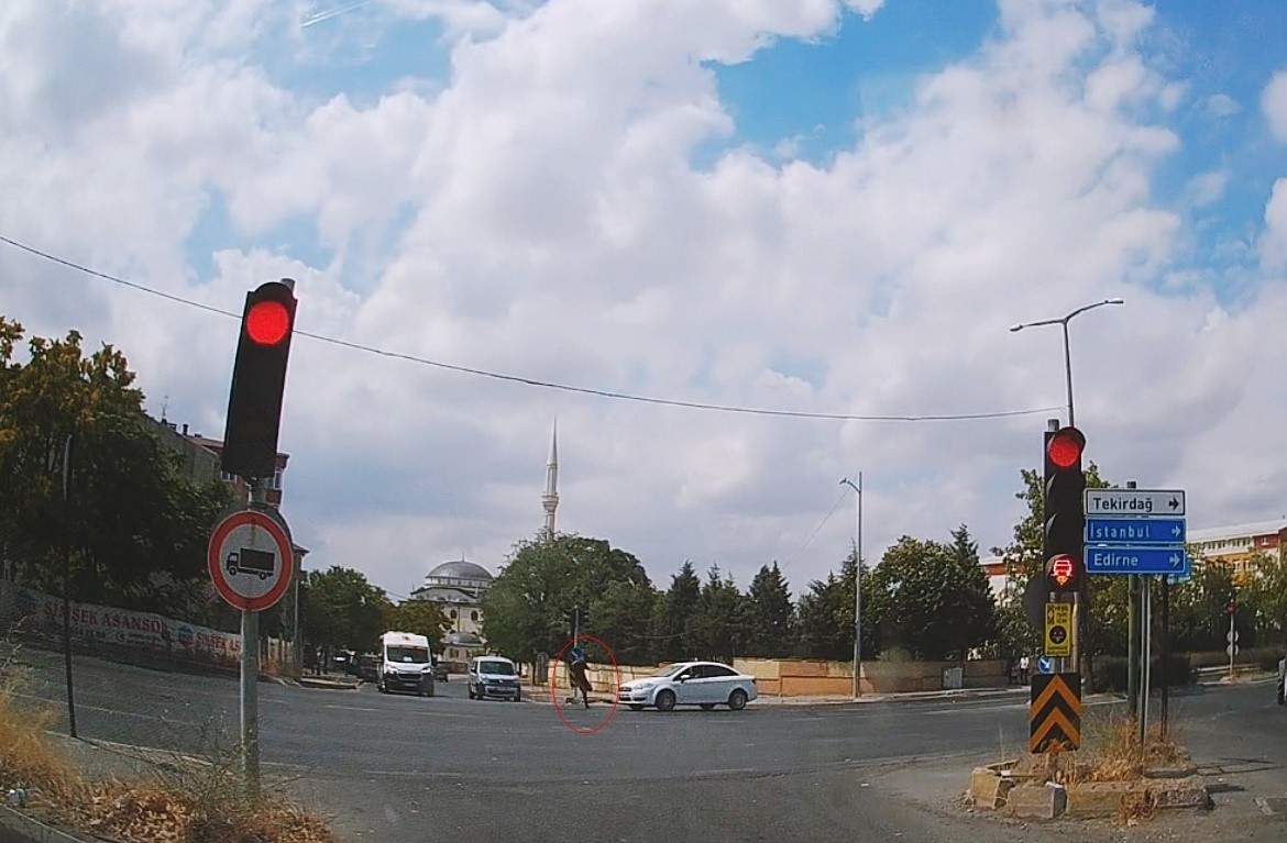 Yürekleri ağza getiren kaza kamerada: Yara almadan sağ salim kurtuldu