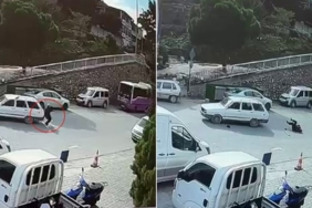 Geri manevra yapan otomobil, bastonla yürüyen yaşlı adama çarptı