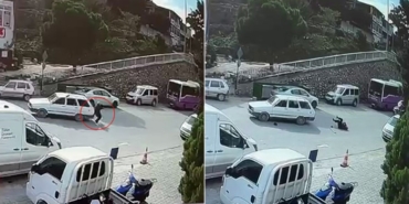 Geri manevra yapan otomobil, bastonla yürüyen yaşlı adama çarptı