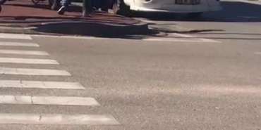 Minibüs şoförü ile motokurye birbirine girdi