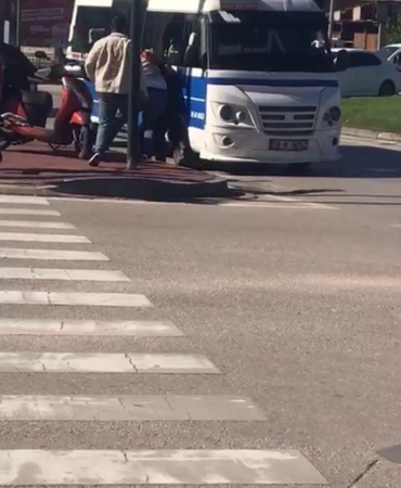 Minibüs şoförü ile motokurye birbirine girdi