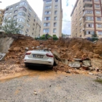 Maltepe’de istinat duvarı park halindeki 3 otomobilin üzerine çöktü