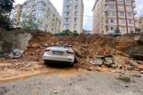 Maltepe’de istinat duvarı park halindeki 3 otomobilin üzerine çöktü