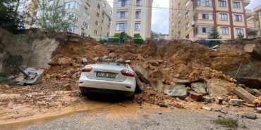 Maltepe’de istinat duvarı park halindeki 3 otomobilin üzerine çöktü