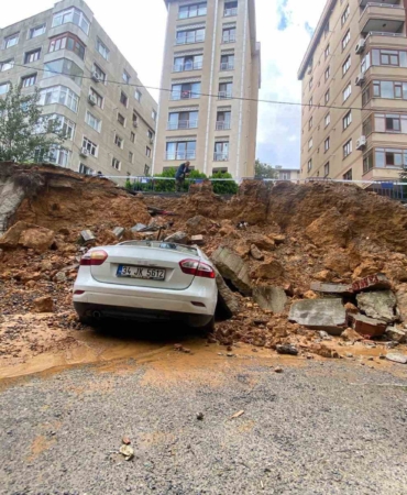 Maltepe’de istinat duvarı park halindeki 3 otomobilin üzerine çöktü