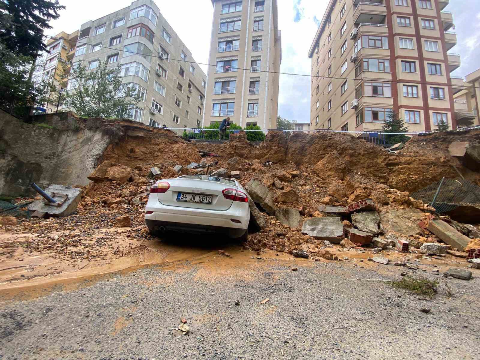 Maltepe’de istinat duvarı park halindeki 3 otomobilin üzerine çöktü
