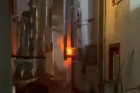 Sultangazi’de kebap salonunda yangın: Alevlere hortum ve kovalarla müdahale ettiler