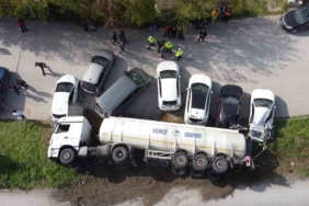 Balıkesir’de yağ tankeri devrildi, 7 araç hasar gördü