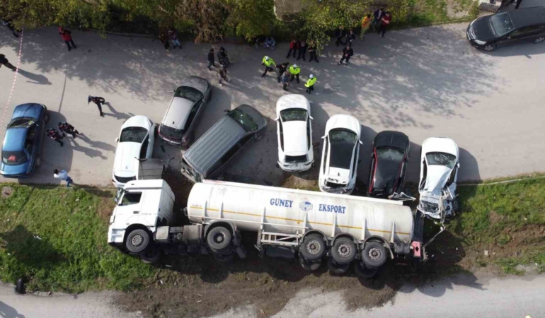 Balıkesir’de yağ tankeri devrildi, 7 araç hasar gördü