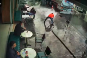 Bayrampaşa’da bir esnaf şov yapayım derken tazyikli suyun azizliğine uğradı, çay içen müşterileri böyle ıslattı