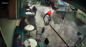 Bayrampaşa’da bir esnaf şov yapayım derken tazyikli suyun azizliğine uğradı, çay içen müşterileri böyle ıslattı