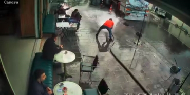 Bayrampaşa’da bir esnaf şov yapayım derken tazyikli suyun azizliğine uğradı, çay içen müşterileri böyle ıslattı