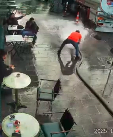 Bayrampaşa’da bir esnaf şov yapayım derken tazyikli suyun azizliğine uğradı, çay içen müşterileri böyle ıslattı