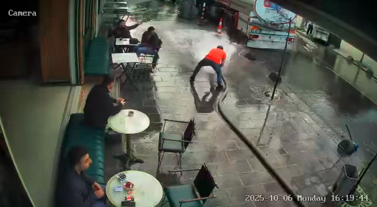 Bayrampaşa’da bir esnaf şov yapayım derken tazyikli suyun azizliğine uğradı, çay içen müşterileri böyle ıslattı