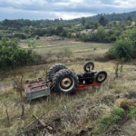 Dursunbey’de traktör devrildi