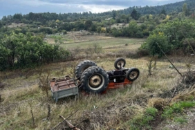 Dursunbey’de traktör devrildi