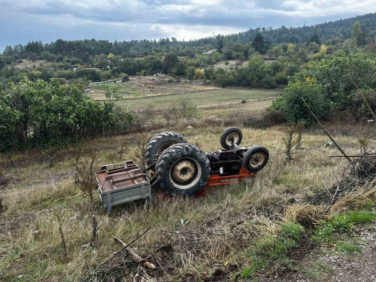 Dursunbey’de traktör devrildi
