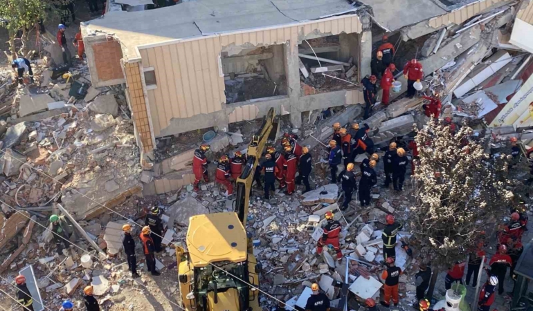 Gebze’de çöken binada enkaz altında kalan aile fertlerinin kimlikleri belli oldu
