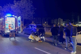 Park halindeki otomobile çarpan 15 yaşındaki motosikletli yaralandı