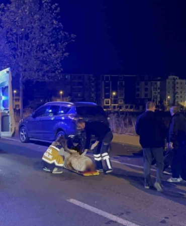 Park halindeki otomobile çarpan 15 yaşındaki motosikletli yaralandı