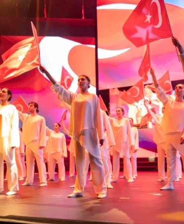 Bahçeşehir Koleji öğrencileri Cumhuriyet için sahne aldı