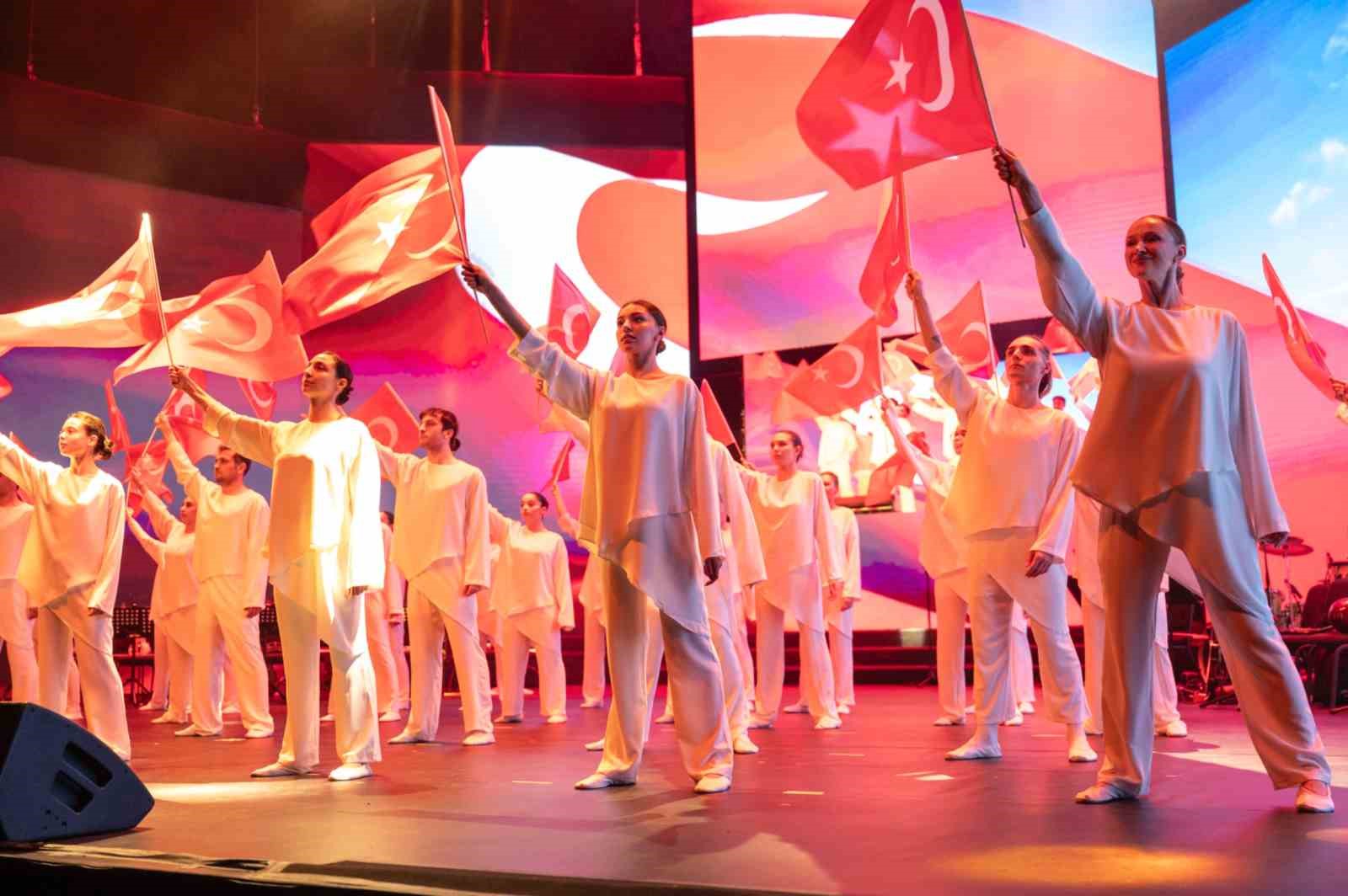 Bahçeşehir Koleji öğrencileri Cumhuriyet için sahne aldı