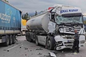 Otoyolda kaza: Hurdaya dönen tırdan burnu bile kanamadan çıktı