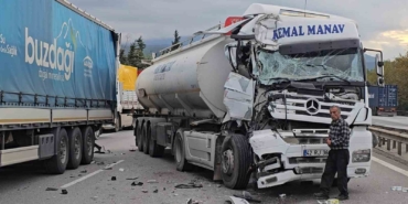 Otoyolda kaza: Hurdaya dönen tırdan burnu bile kanamadan çıktı