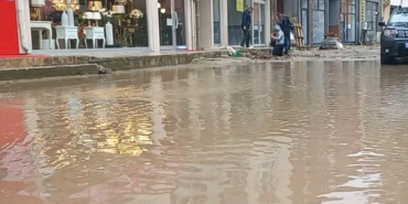 Edirne’de cadde ve sokaklar sular altında kaldı, vatandaşlar ellerinde kovalarla su tahliyesi yaptı