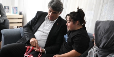 Down sendromlu Elanur, yüzmede birinci oldu