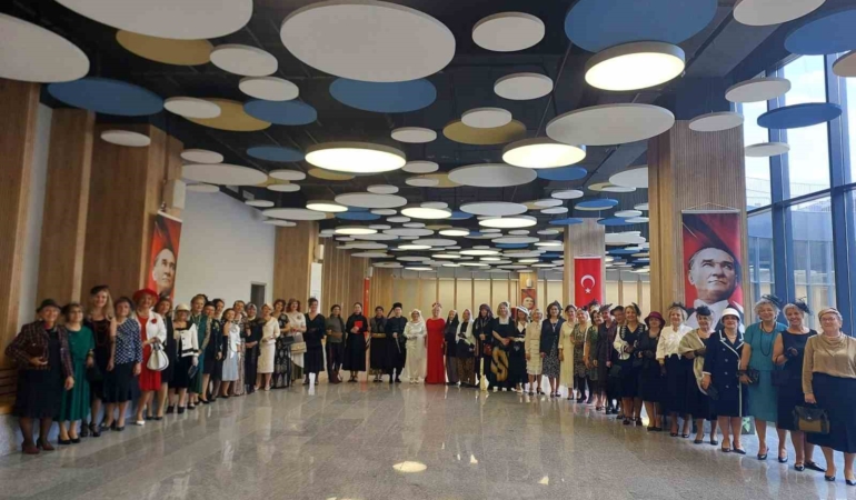 Nilüfer Kadın Korosu’ndan Cumhuriyet defilesi