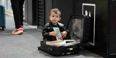 Fuardan valiz dolusu kitapla çıkıyorlar