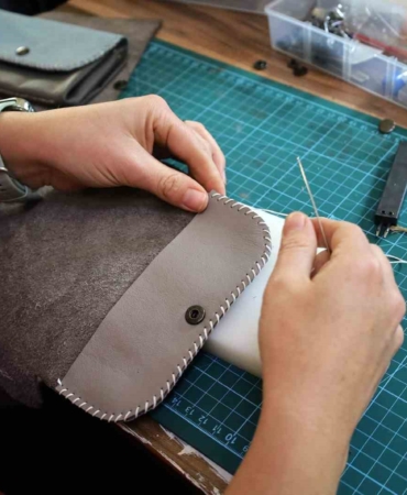 Camili SAMEK’te bir ilk: Deri aksesuarları dersi başladı