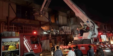 Başakşehir’de malzeme deposunda çıkan yangın korkuttu