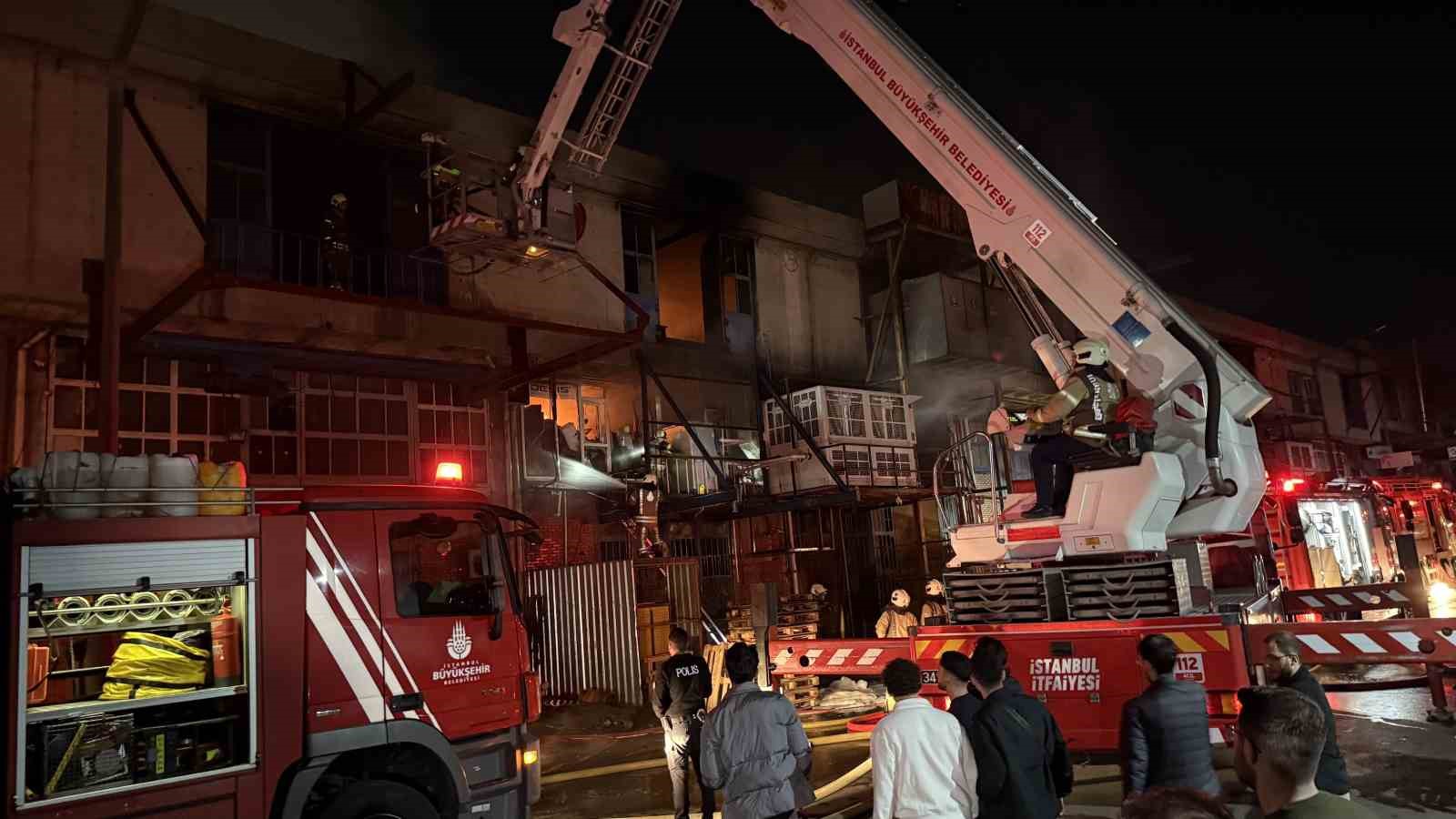 Başakşehir’de malzeme deposunda çıkan yangın korkuttu