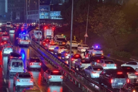 Küçükçekmece’de kontrolden çıkan otomobil aydınlatma direğine çarptı: 1 yaralı