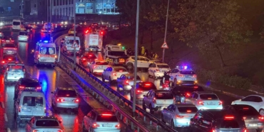 Küçükçekmece’de kontrolden çıkan otomobil aydınlatma direğine çarptı: 1 yaralı