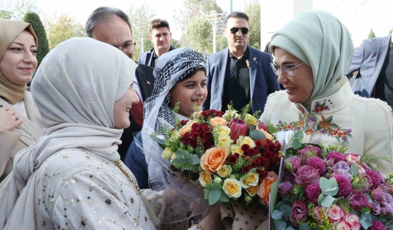 Emine Erdoğan: "Siirt’te gösterdiğiniz kardeşliği hiç unutmadık, unutmuyoruz"